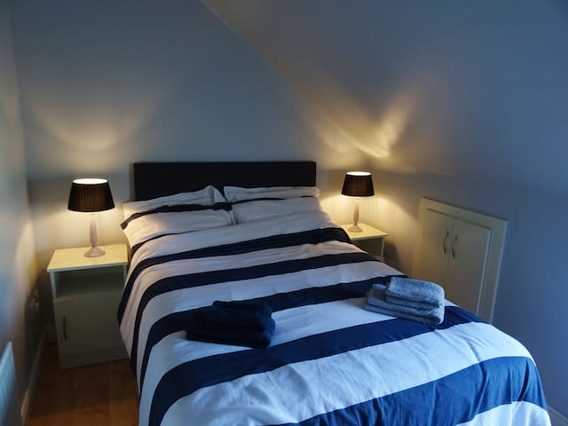 Charming Spacious Room, 10 mins to the Border