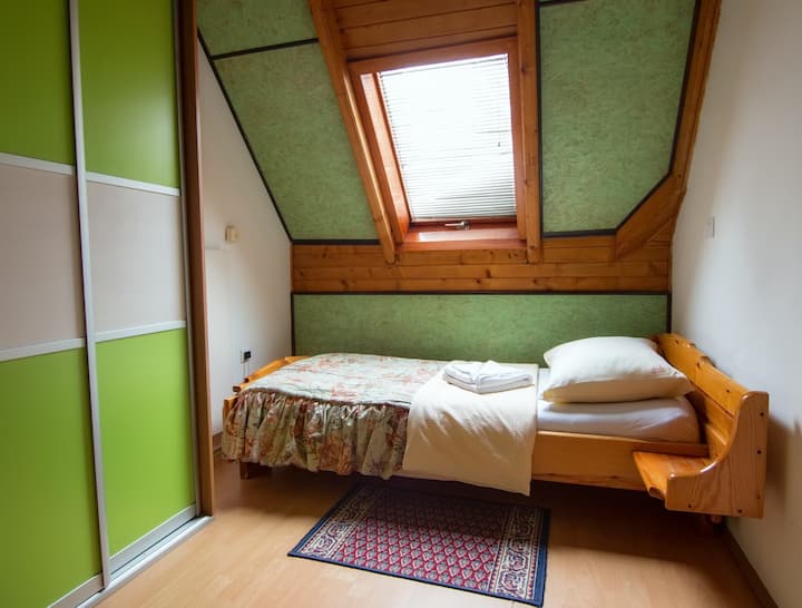 3号卧室配有两张单人床和衣柜。