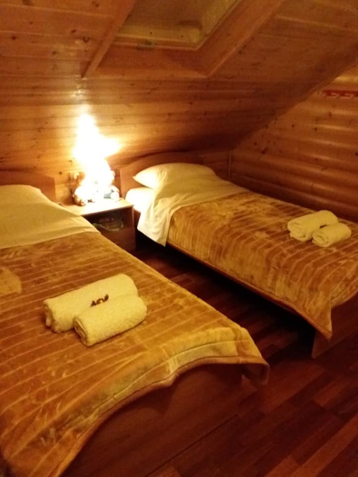 شقة علوية مع شرفة! 3 أسرّة مفردة ومرحاض.