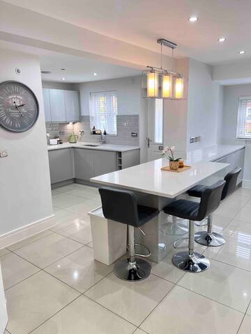 Stunning Home in Astley gallery image 2