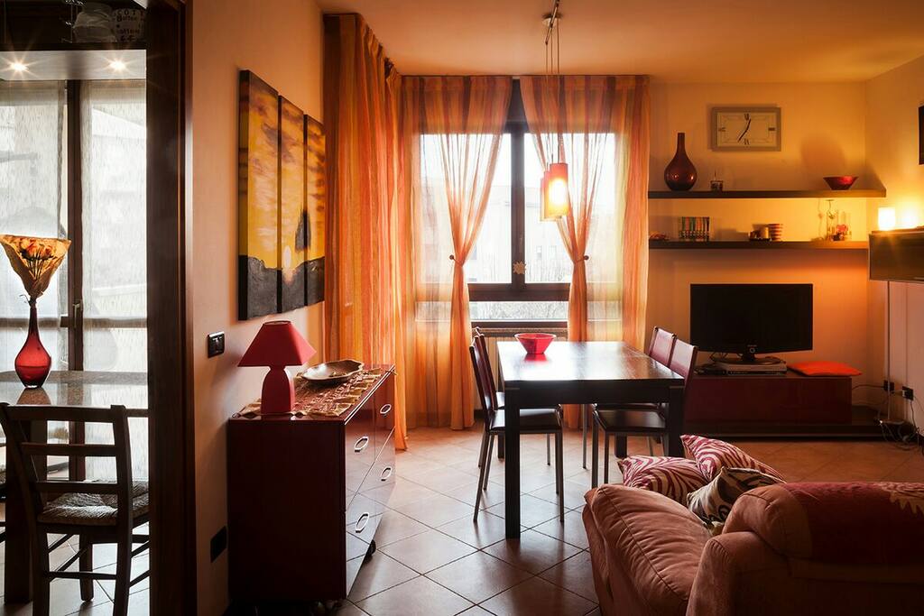 Soggiorno e vista su cucina
