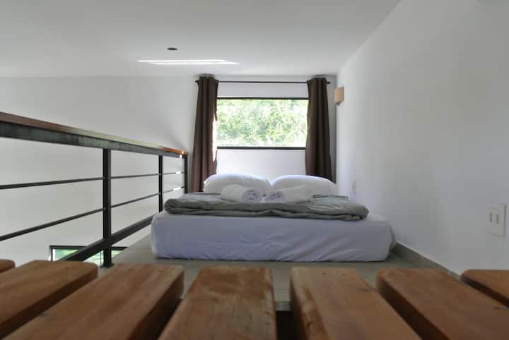 Cama de casal no mezanino