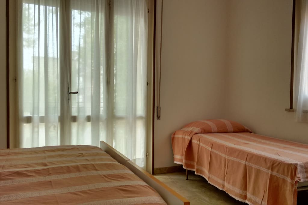 Camera da letto 1: letto matrimoniale + letto singolo