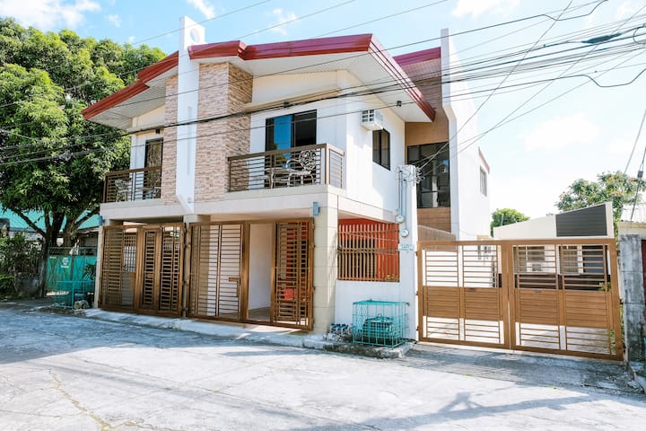 Carmen's Place A: 4- rm duplex, gated, safe, near
