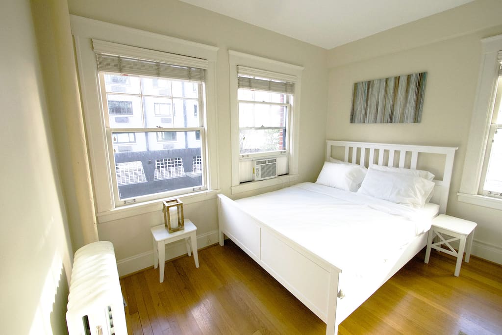 Welcome to the sweetest corner unit in Seattle, with big windows that bring healthy and natural light from our good friend the Sun.