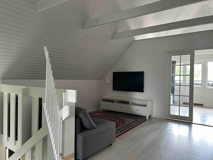 Sala de estar de arriba con sofá cama