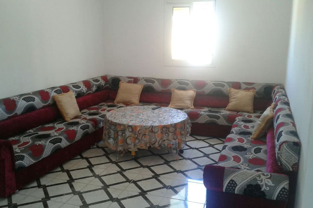 Sala de estar con televisión.