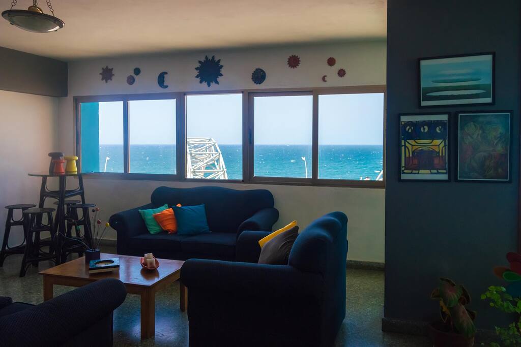 Salón: decorado con obras de arte de autores cubanos