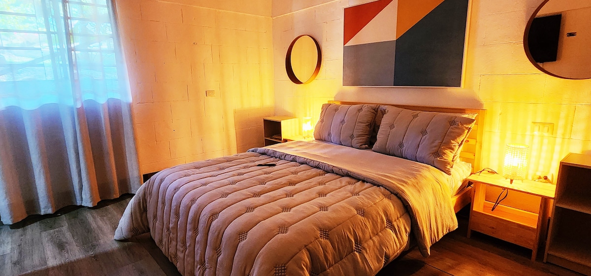 Chumba cha starehe,  rahisi lakini kizuri  na chenye nafasi kubwa na bafu la kujitegemea na runinga 