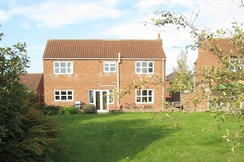 Large  5 bedroom home- sleeps 9 -Belton Doncaster