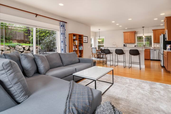 Spacious Wallingford House with Lake Union Views gallery image 4