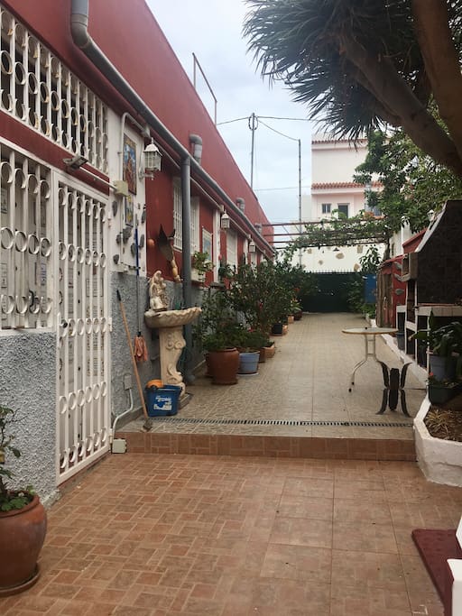 Entrada lateral y terraza