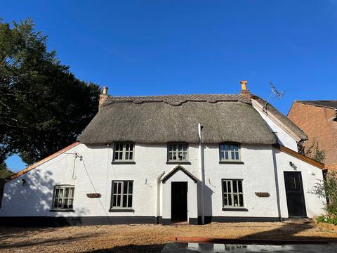 Holly Cottage Poole. Quaint Thatch. Jurassic Coast