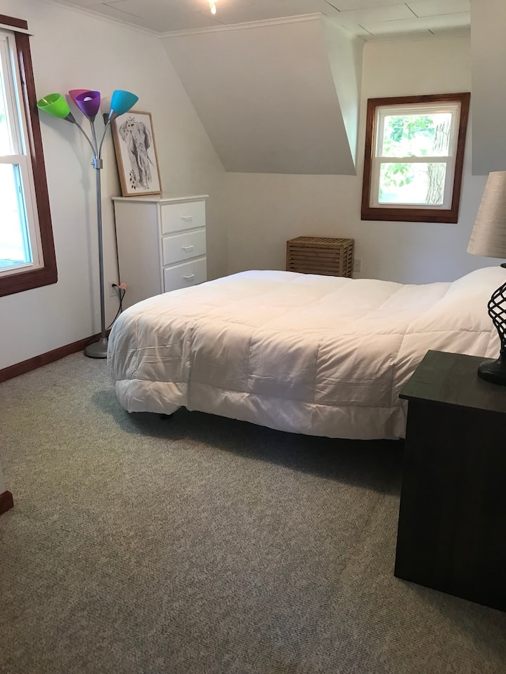 ห้องนอนเต็มรูปแบบ (ชั้นบน)