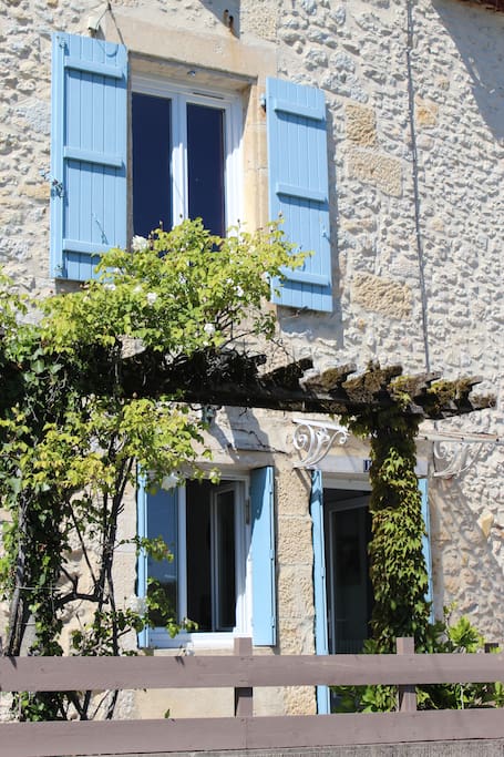 Façade ensoleillée, vue sur la rivière