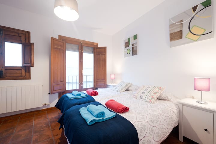 Dhomë gjumi plotësisht e pajisur me pamje nga Albayzín