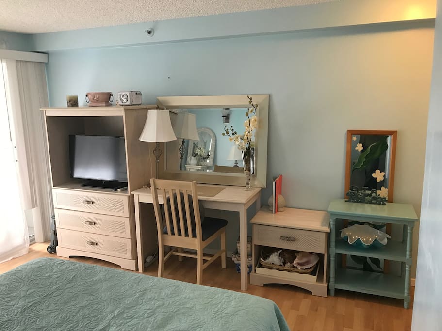 Modern flatscreen TV, new wifi, cable tv, work desk, drawers