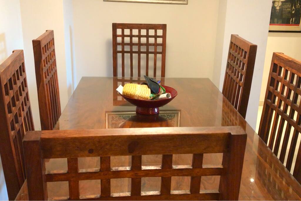 Mesa de comedor en el salón