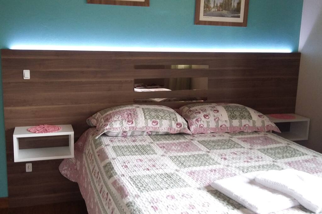 No quarto cama de casal