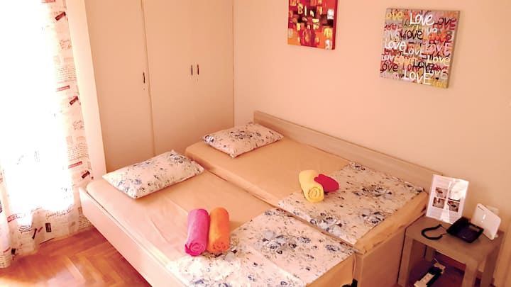 เตียงนอนที่สะดวกสบายมากพร้อมผ้าปูที่นอนและผ้าขนหนูที่สะอาดเสมอ