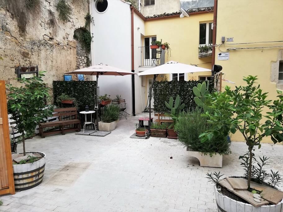Ingresso Casa e patio zona colazione esterna periodo primavera-estate