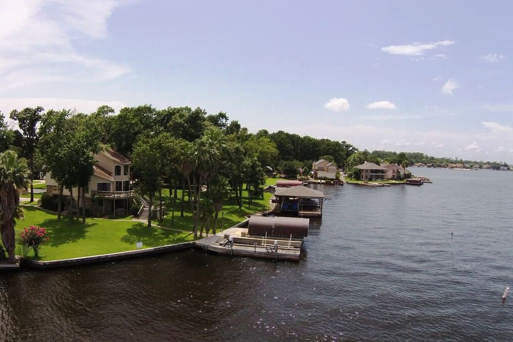 Great view from the lake to the dock and back of the house.