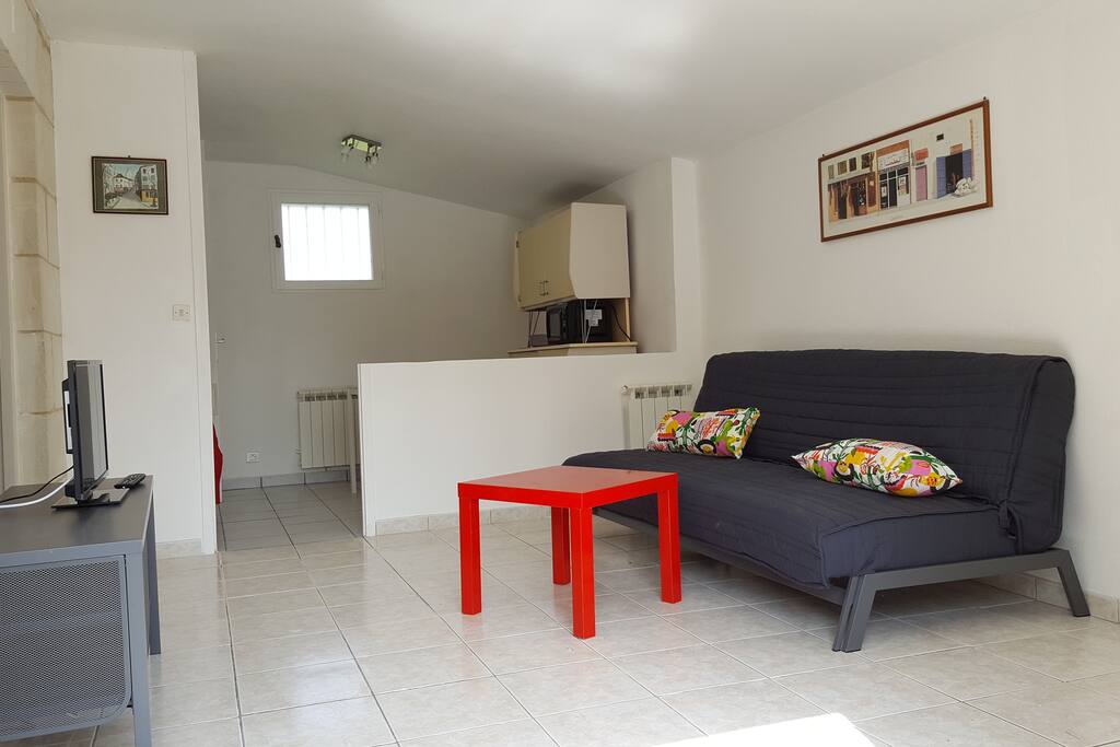 Salon avec TV et canapé lit