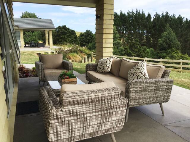 Cute Alpaca! Stunning Rural New Private GuestWing