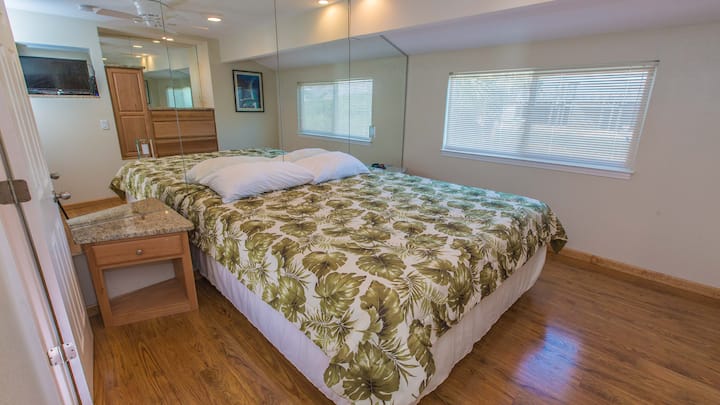 ห้องนอนผู้เข้าพักเตียงคิงไซส์นอก 