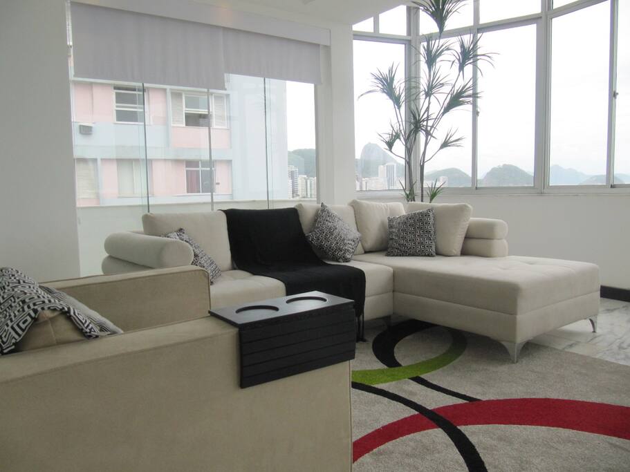 Sala com vista panorâmica da Praia de Copacabana