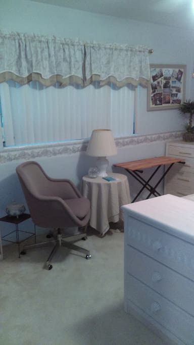 Queen guestroom