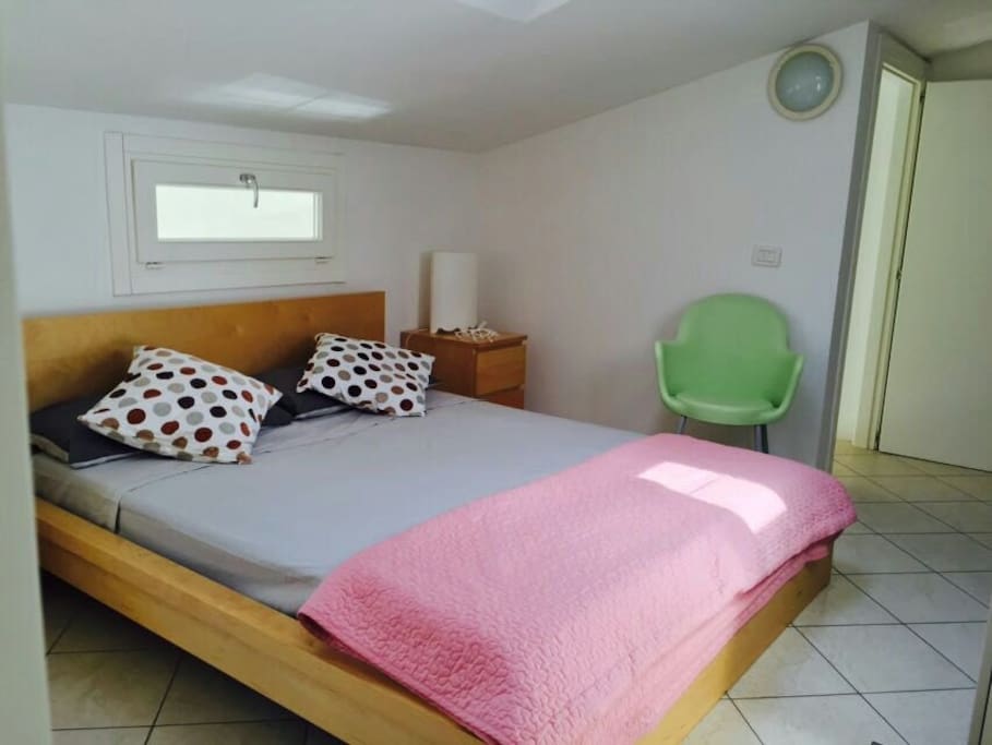 la camera da letto mansardata con la sua aria condizionata e il bagnio sopra