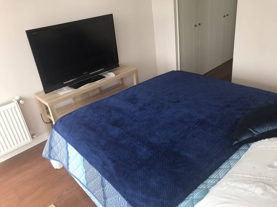 Dormitorio principal con Smart TV, cable y Wii fi, con un gran closet y baño suite