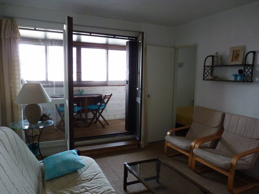Vue depuis la pièce principale sur la loggia. Appartement très lumineux.
