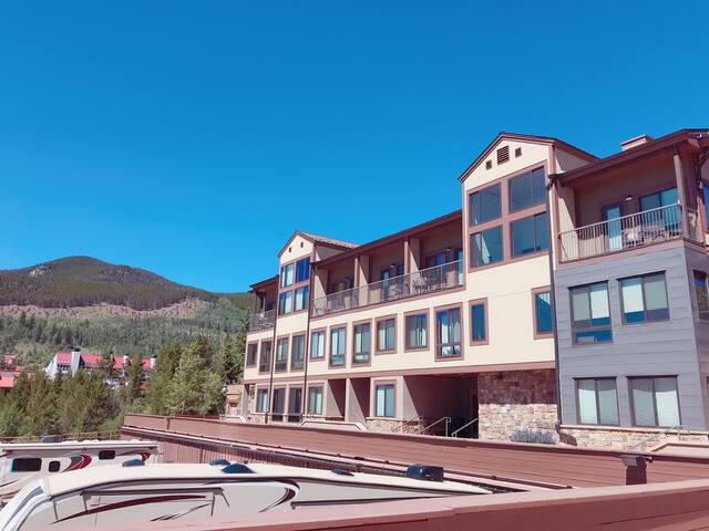 Top floor Slopeside Studio 3 min walk to Peru Lift