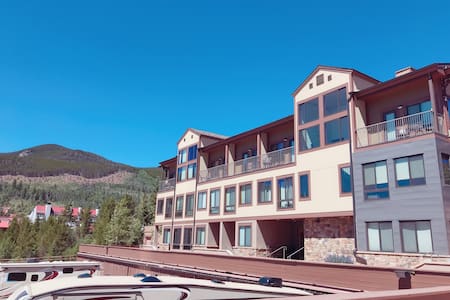 Top floor Slopeside Studio 3 min walk to Peru Lift