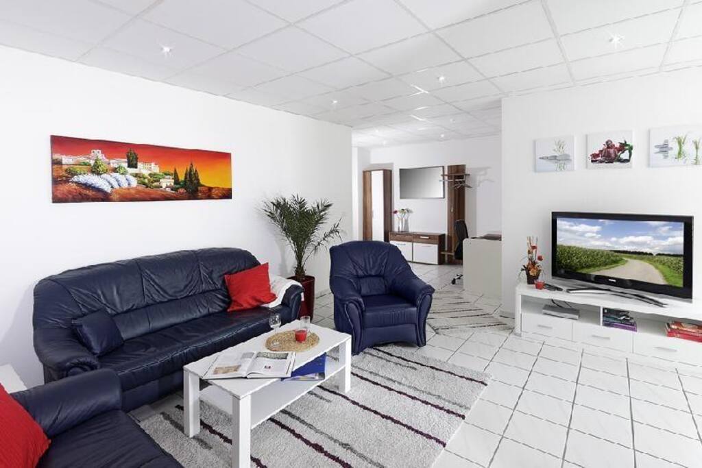 Wohnen und Essen, gefliester Boden, Teppiche, Kabel-TV, Highspeed LAN/WLAN
