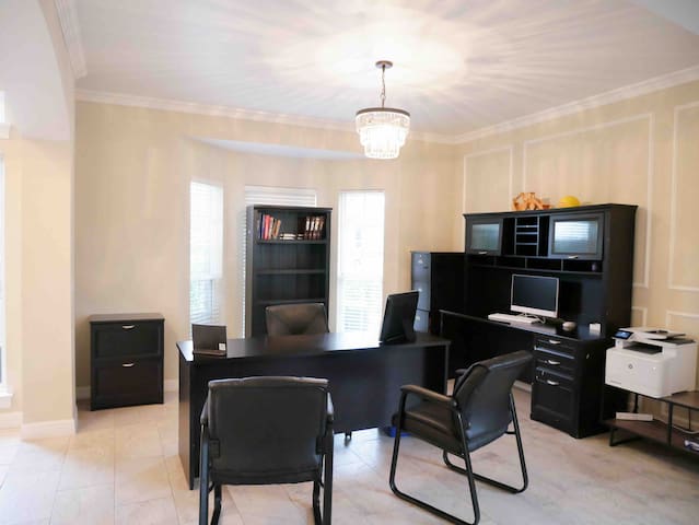 Classic, spacious 3859 sq ft home awaits you! gallery image 3