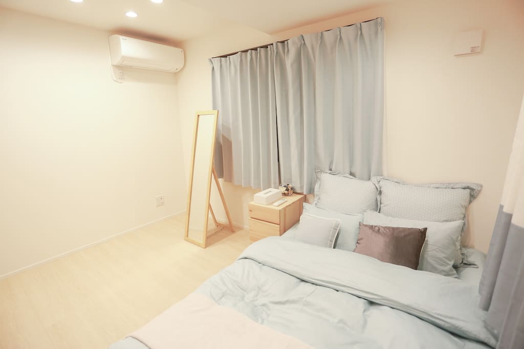 1F Bedroom No.1/一樓臥室燈光柔和