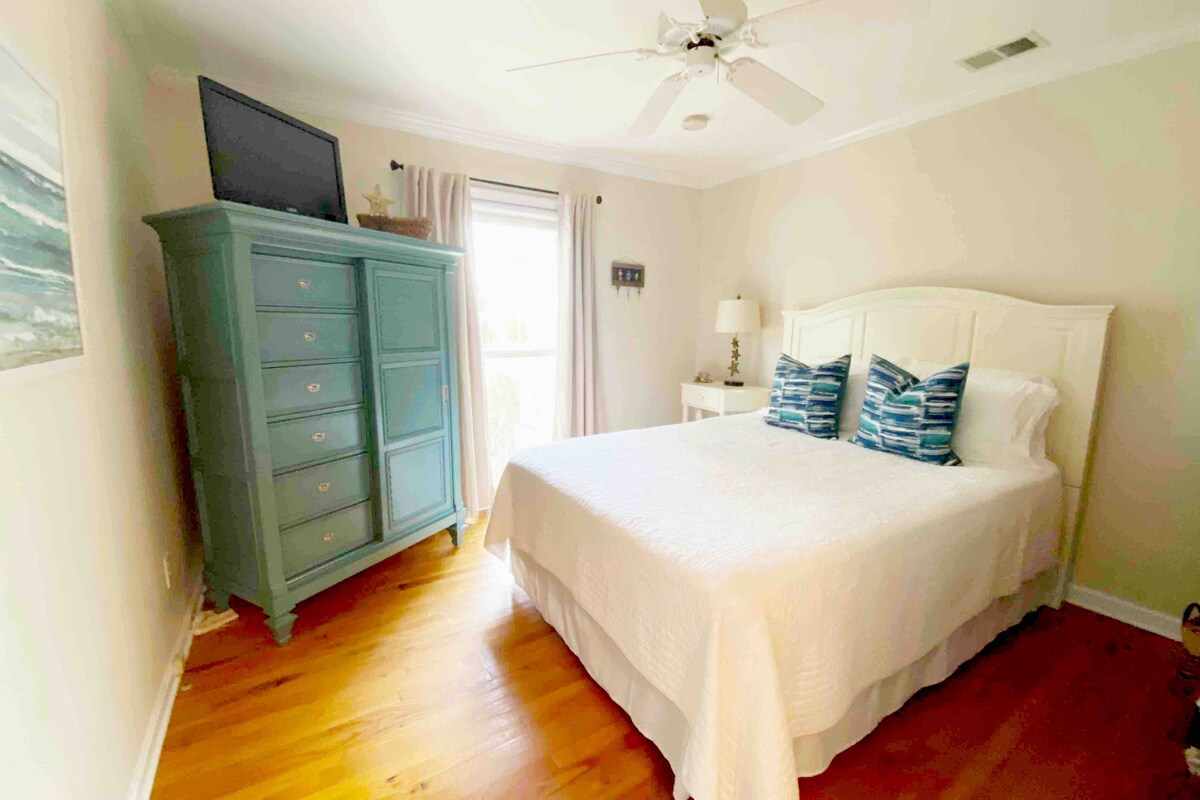 Chumba cha kulala #3: Godoro la Malkia lenye Bafu Kamili la Pamoja (bomba la mvua/beseni la kuogea).