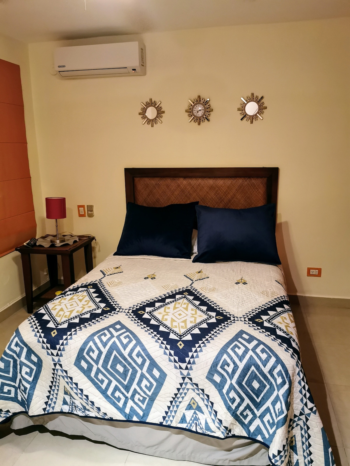 Spálňa 1 VEĽKÝ ŠATNÍK, KLIMATIZÁCIA, VENTILÁTOR, Wi-Fi, televízor, veľmi pohodlná posteľ 