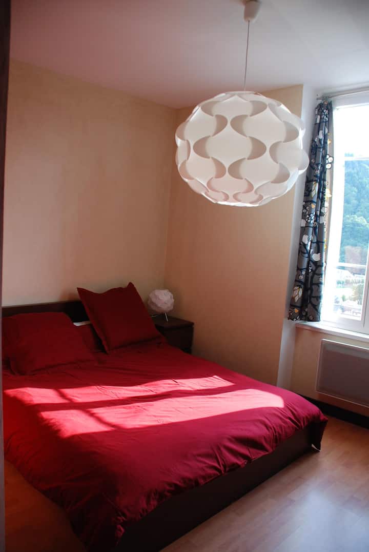 Брачен кревет (широк 150-179 см), квалитетна постелнина (незадолжително)