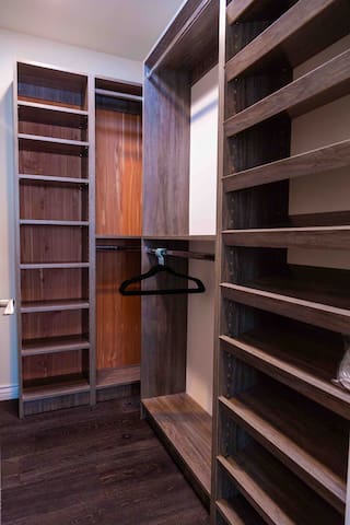 LUXURY 4 BDR HIGH-TECH HOUSE IN PERFECT LOCATION gallery image 3