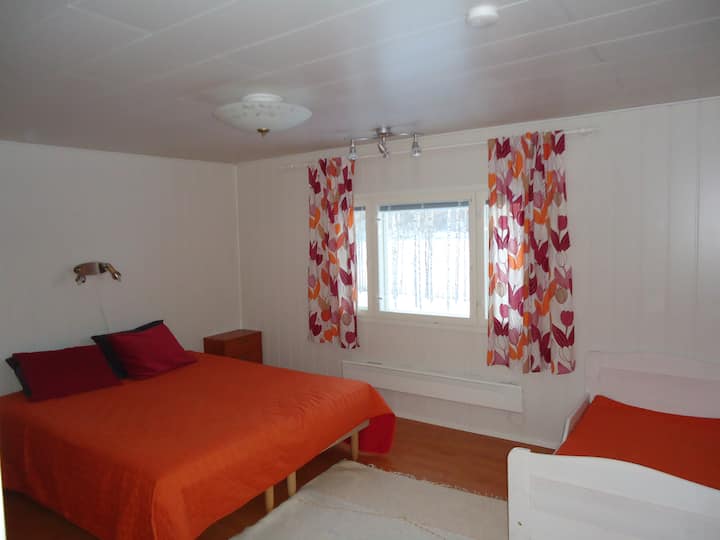 Dormitorio en la planta superior, vestidor, cama matrimonial y cama para niños pequeños.