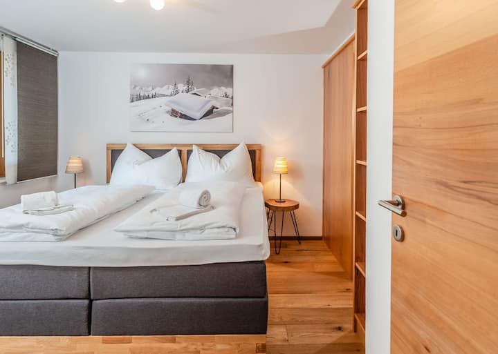 Spálňa na hornom poschodí s vlastnou kúpeľňou 