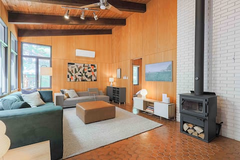 Top performing Airbnb: Midcentury Lakefront Cottage | Sauna & Hot Tub in Peterborough