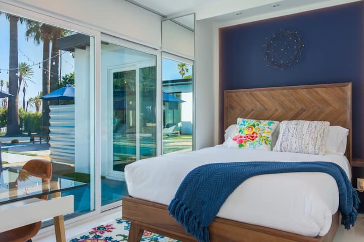 Dormitorio 2 con control deslizante directo a la terraza de la piscina y puerta personalizada del granero de madera de parota