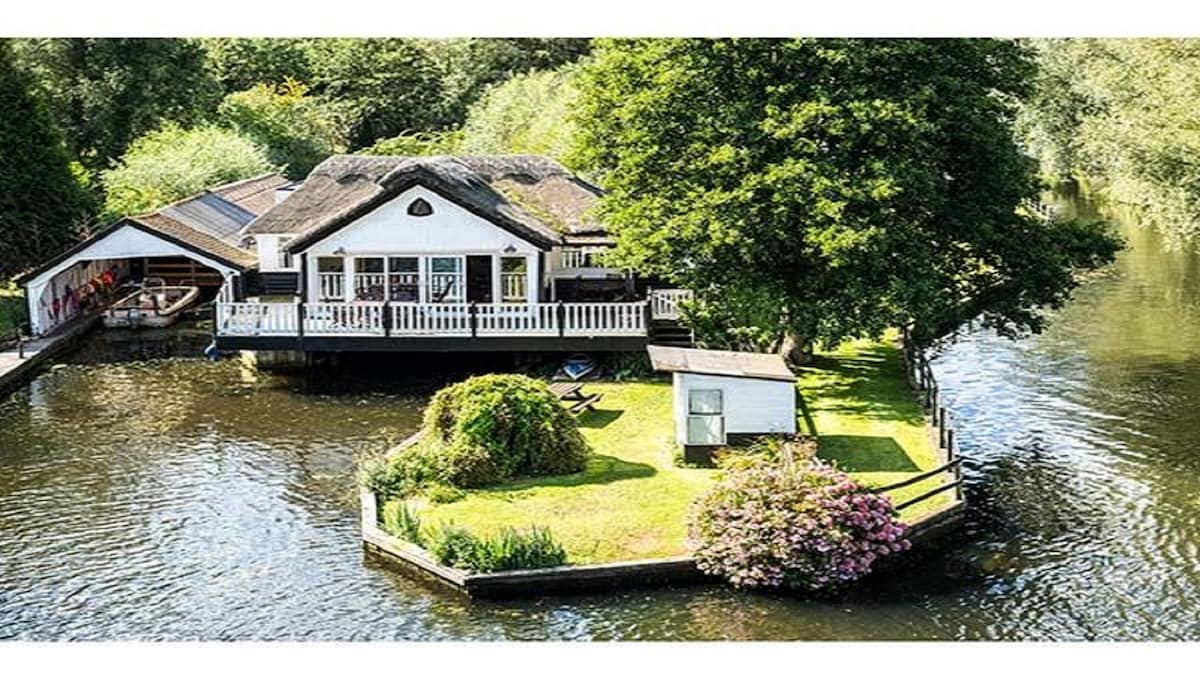 Wroxham holiday home with boat & hot tub sleeps 10