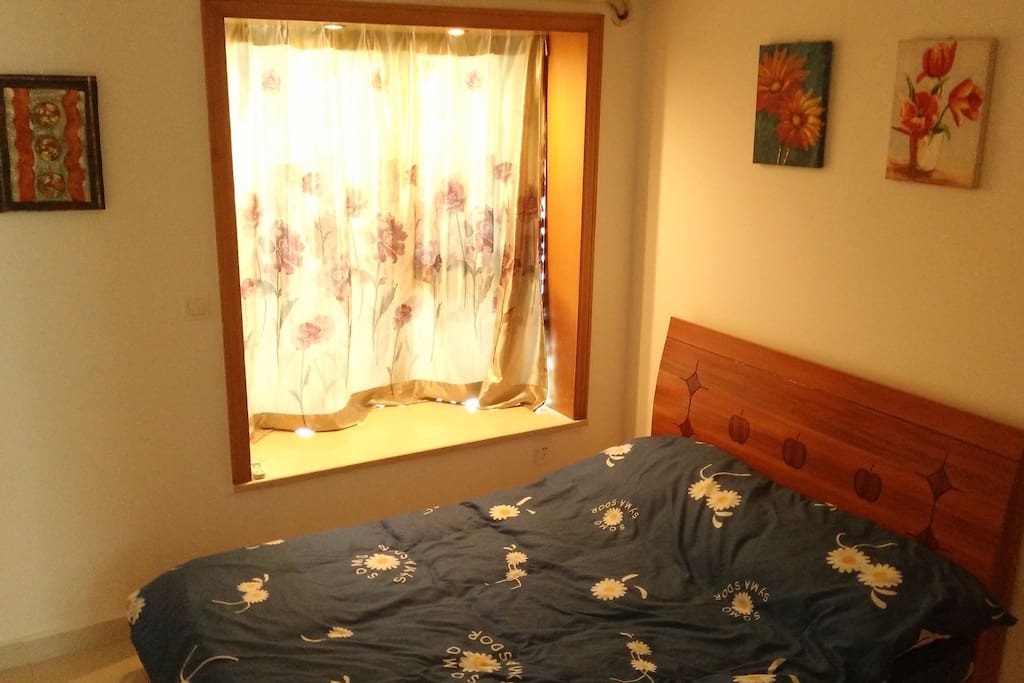 客房一:双人床 有衣柜 可见高尔夫景观 Bedroom 1: with cupboard, king size bed, golf view