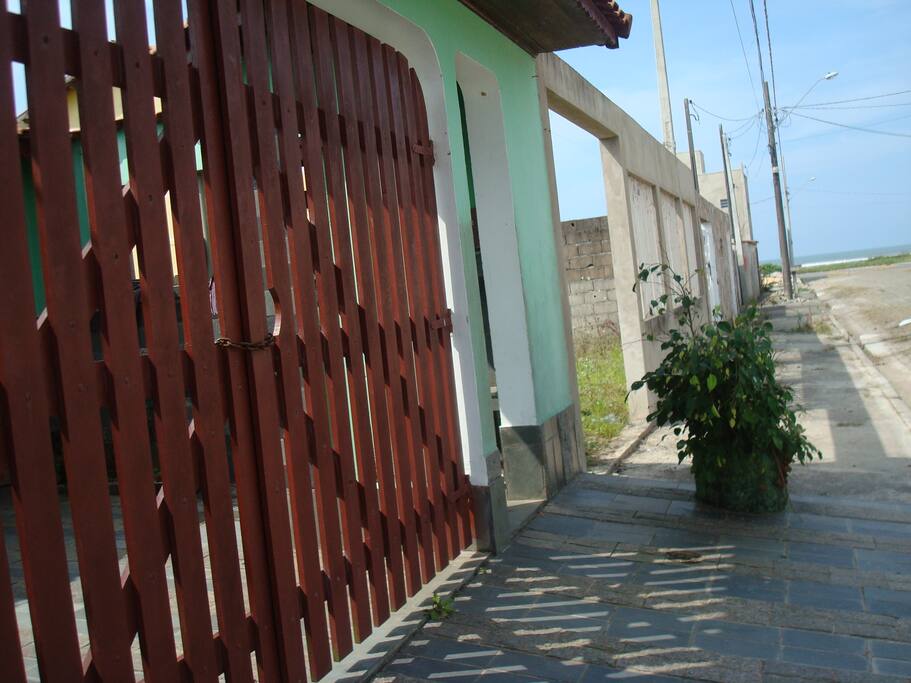 Vista da calçada e rua com mar ao fundo